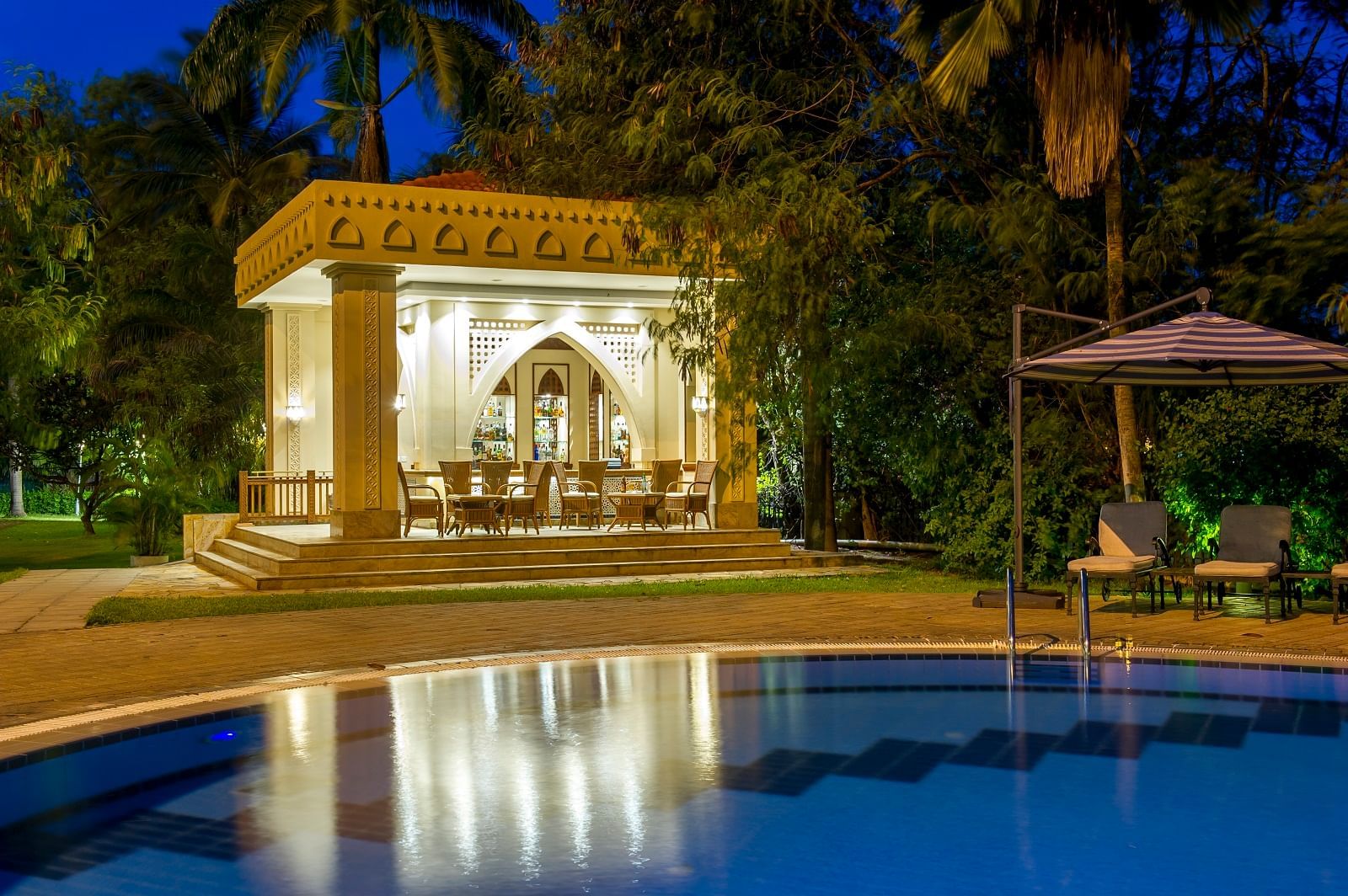 Are there luxury hotels in Dar es Salaam?