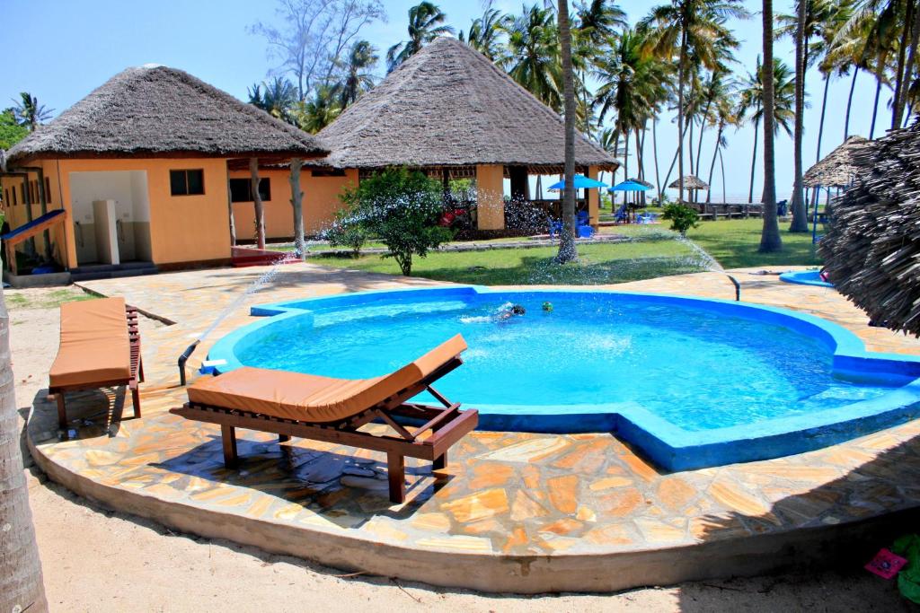 Are there luxury lodges in Saadani National Park?