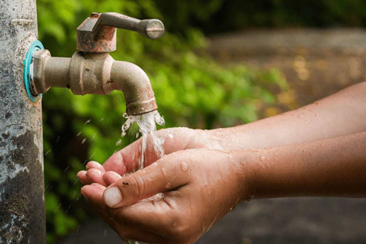 Is clean drinking water available in Kahama?